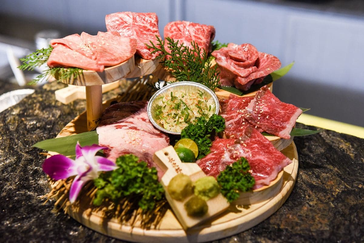 【食尚首播】網美燒肉店「張口吃免動手」,神龍一本牛、干貝漢堡特色食材超有哏 【食尚首播】網美燒肉店「張口吃免動手」,神龍一本牛、干貝漢堡特色食材超有哏