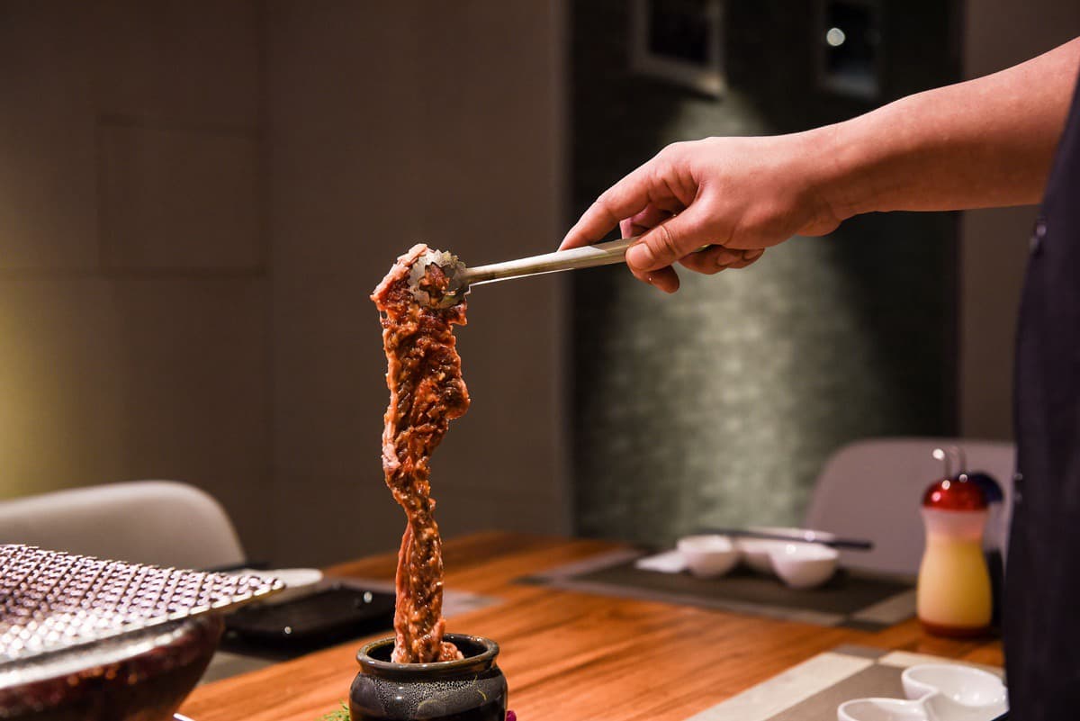 【食尚首播】網美燒肉店「張口吃免動手」,神龍一本牛、干貝漢堡特色食材超有哏 【食尚首播】網美燒肉店「張口吃免動手」,神龍一本牛、干貝漢堡特色食材超有哏