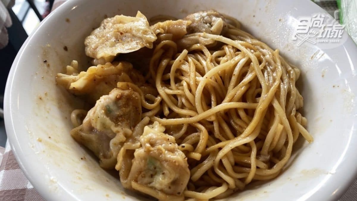 上班族最愛團購!高CP值乾拌麵最低22元,炒手麵有超多顆餛飩