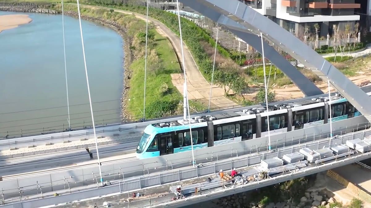快對身分證!兩個「0」一日免費搭淡海輕軌「幾米列車」,用行動支付也打5折 快對身分證!兩個「0」一日免費搭淡海輕軌「幾米列車」,用行動支付也打5折