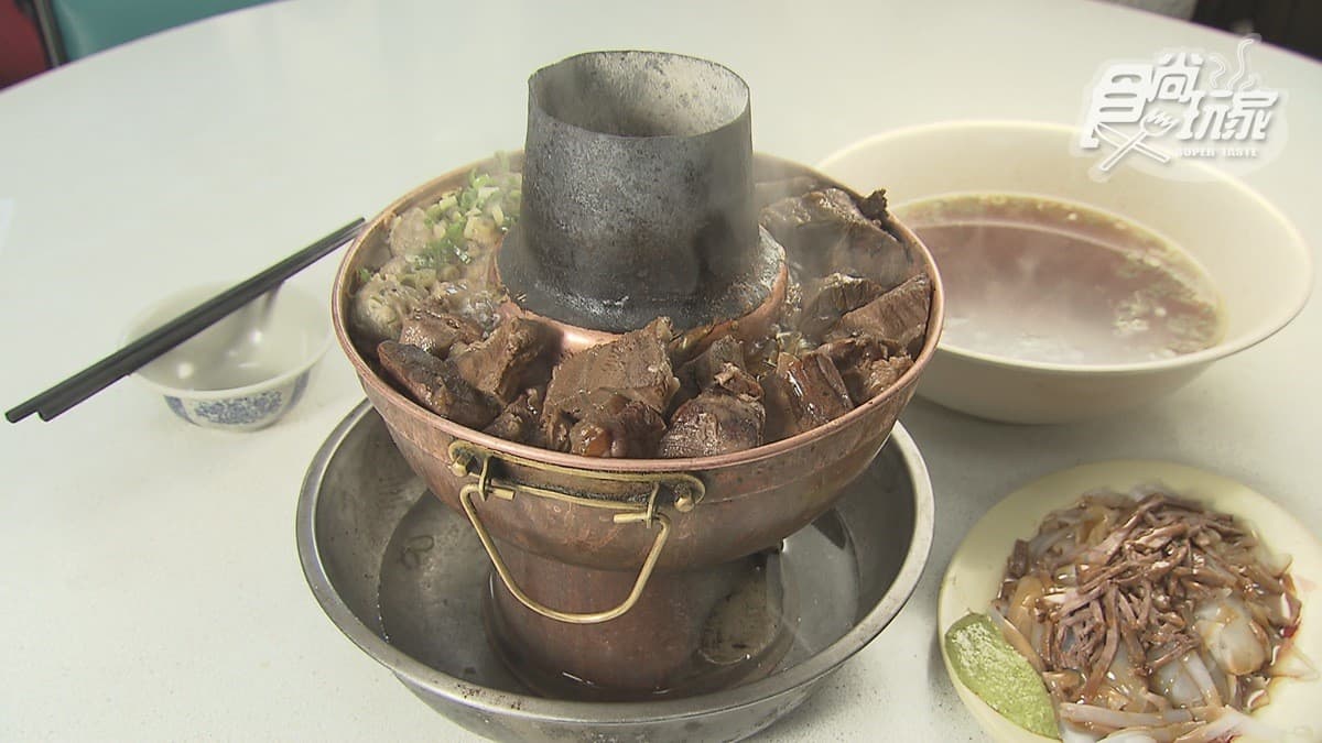 台中超狂炭火牛肉鍋!料好實在湯頭無限續,狠「餃」色肉汁鮮甜吃不膩
