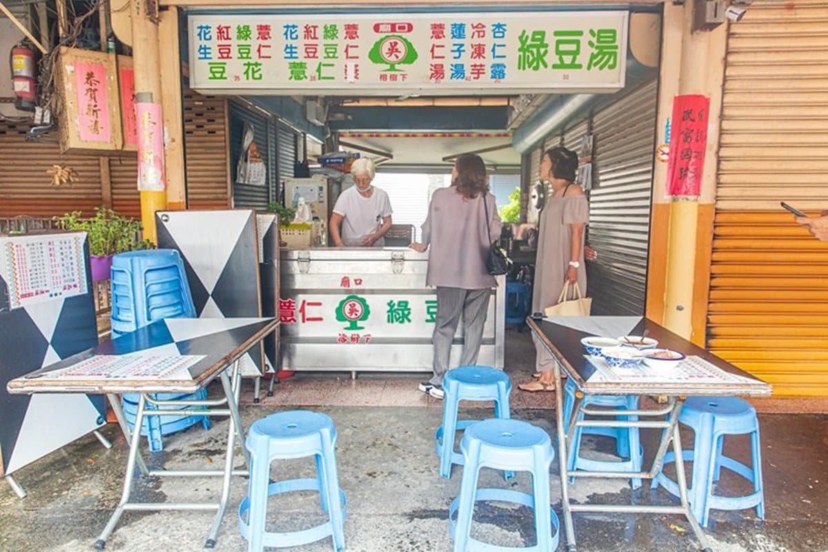 下大雨也要排隊!高雄50年烤大腸香腸老攤,很多人一次就買5組、10組 下大雨也要排隊!高雄50年烤大腸香腸老攤,很多人一次就買5組、10組