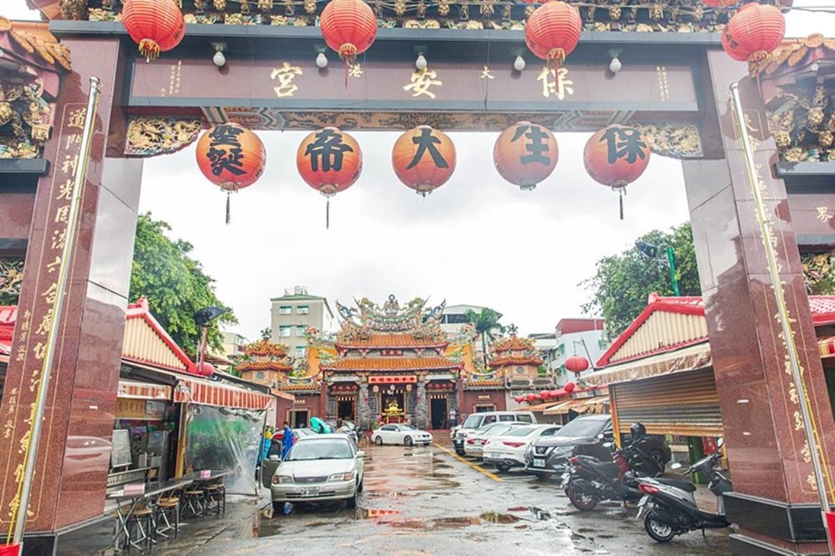 下大雨也要排隊!高雄50年烤大腸香腸老攤,很多人一次就買5組、10組 下大雨也要排隊!高雄50年烤大腸香腸老攤,很多人一次就買5組、10組