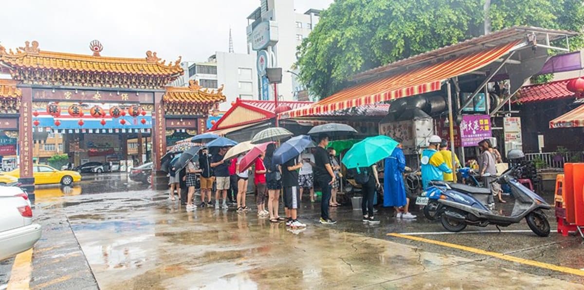 下大雨也要排隊!高雄50年烤大腸香腸老攤,很多人一次就買5組、10組 下大雨也要排隊!高雄50年烤大腸香腸老攤,很多人一次就買5組、10組