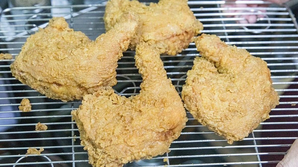 沒吃過別說你是岡山人!岡山中街60年老攤「炸雞」皮酥肉多汁,炸黑輪也超唰嘴