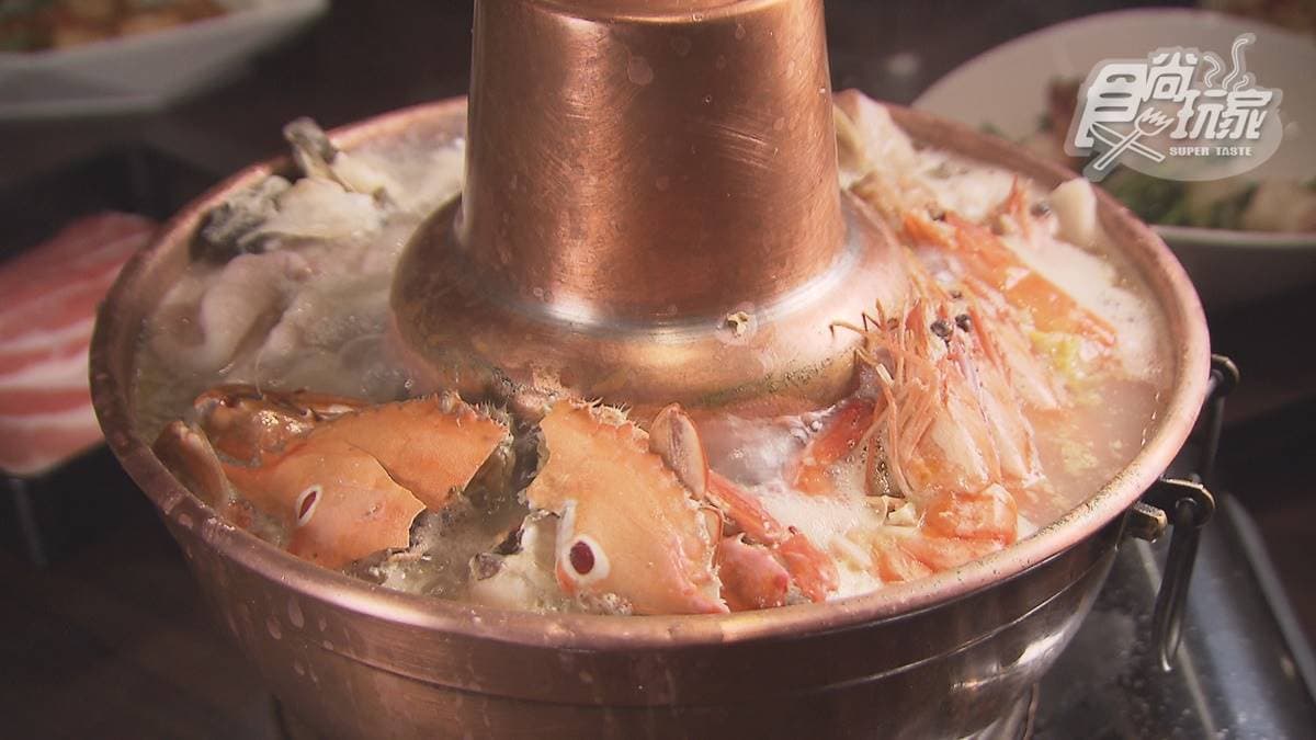 傳承三代!道地東北酸菜白肉鍋有澎派海鮮,老母雞慢燉湯頭清爽超順口