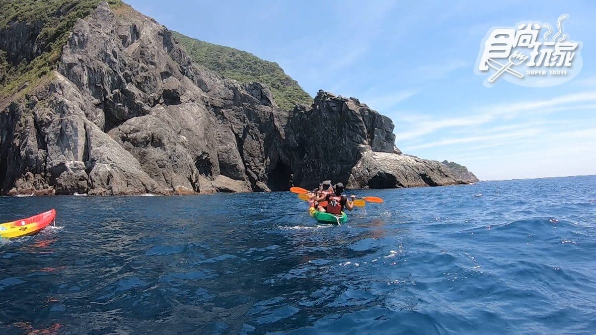 勇闖護國神山起點!划獨木舟穿越全台最大海蝕洞,無人沙灘賞絕美海上祕境