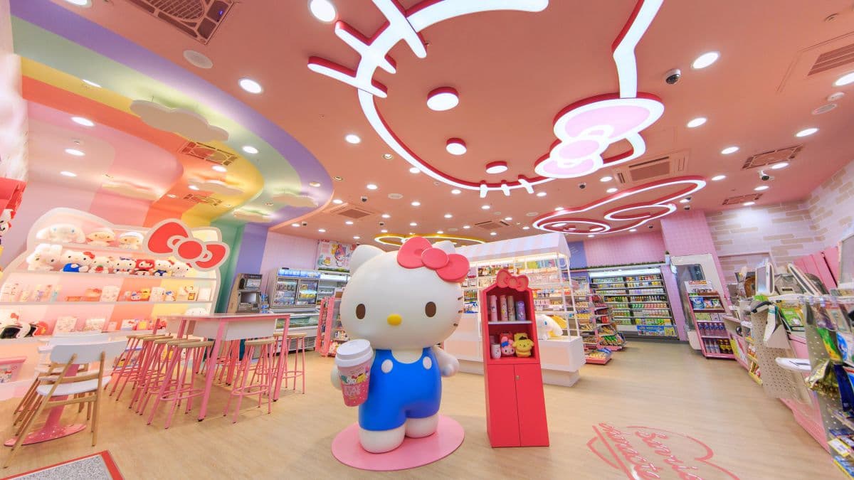 全球首間Hello Kitty超商登場!7-11聯手三麗鷗推「母子雙門市」,跟230公分Kitty合照