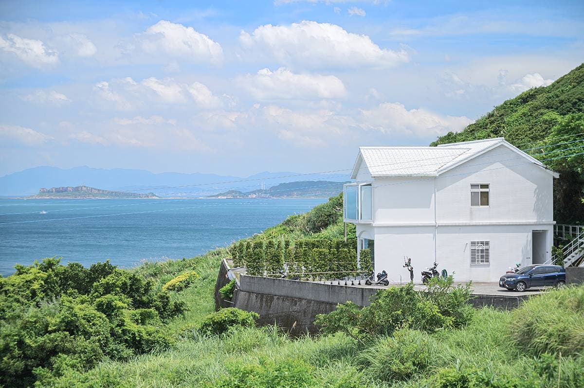宛如置身地中海!金山純白民宿享180度遼闊海景,智慧系統輕鬆入住超隱密 宛如置身地中海!金山純白民宿享180度遼闊海景,智慧系統輕鬆入住超隱密