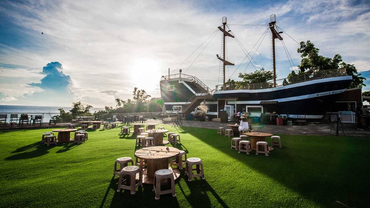 小琉球聚餐首選!IG熱搜「景觀餐廳」坐擁海景第一排,現撈鮮蚵、沙茶蝦下酒必點 小琉球聚餐首選!IG熱搜「景觀餐廳」坐擁海景第一排,現撈鮮蚵、沙茶蝦下酒必點
