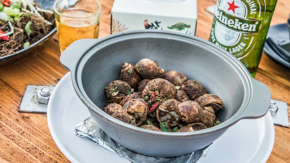 小琉球聚餐首選!IG熱搜「景觀餐廳」坐擁海景第一排,現撈鮮蚵、沙茶蝦下酒必點 小琉球聚餐首選!IG熱搜「景觀餐廳」坐擁海景第一排,現撈鮮蚵、沙茶蝦下酒必點