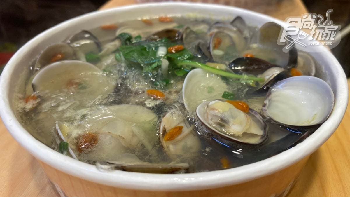 高CP值夜市海鮮攤!肥美生蠔10顆120元,枸杞蛤蜊湯還能免費加冬粉