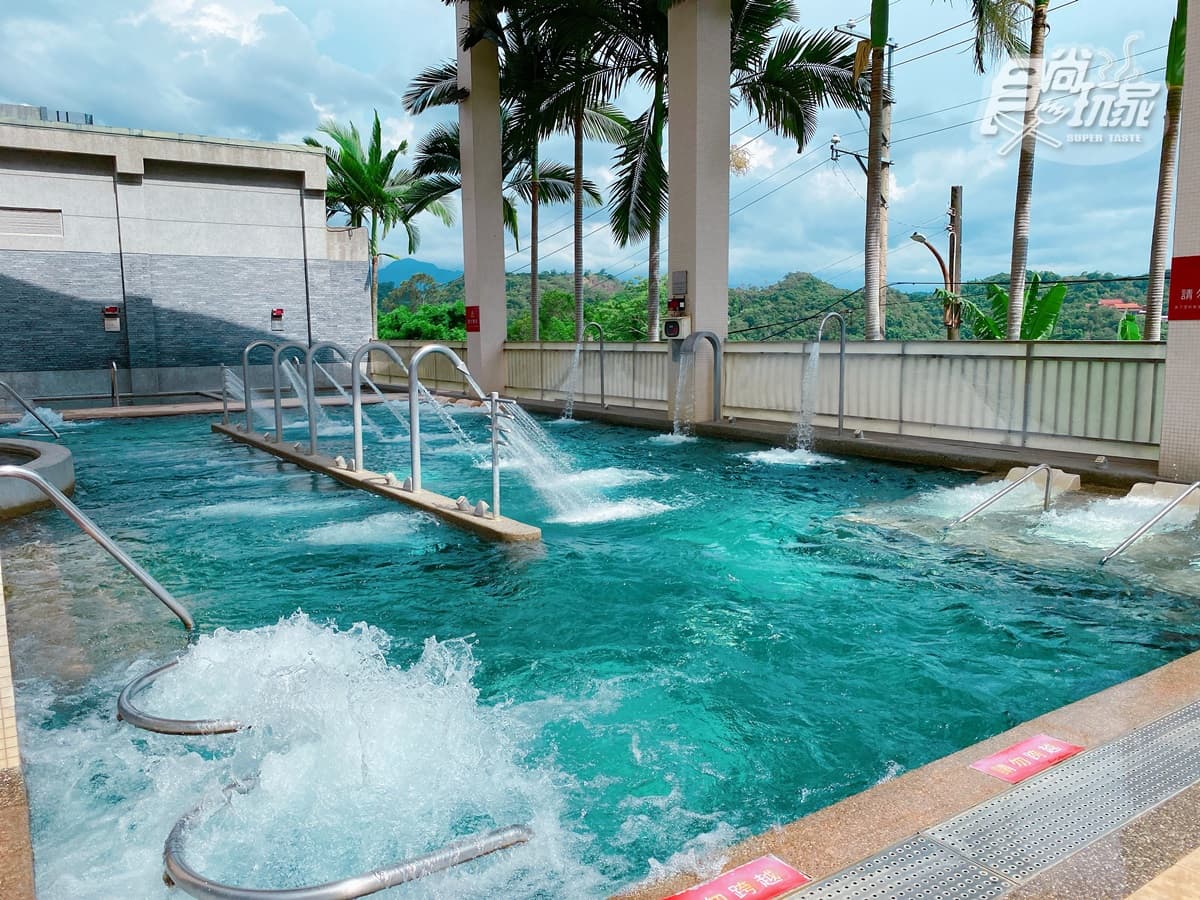 「整池化妝水」這裡泡!台中最大溫泉房「比超商還大」,露天風呂能看大螢幕電影 「整池化妝水」這裡泡!台中最大溫泉房「比超商還大」,露天風呂能看大螢幕電影