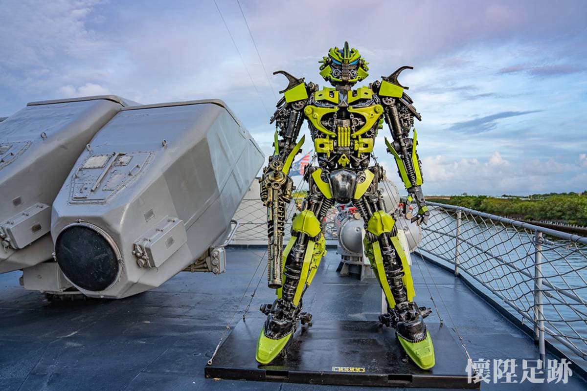 鋼鐵機器人和德陽艦並肩作戰!軍事迷嗨翻台南安平,還有鯊魚戰機可看 鋼鐵機器人和德陽艦並肩作戰!軍事迷嗨翻台南安平,還有鯊魚戰機可看