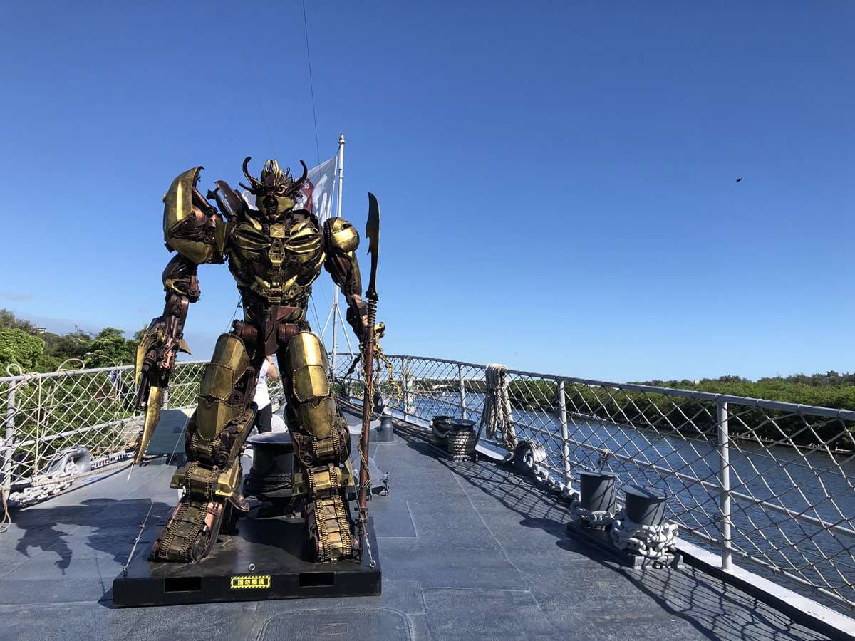 鋼鐵機器人和德陽艦並肩作戰!軍事迷嗨翻台南安平,還有鯊魚戰機可看 鋼鐵機器人和德陽艦並肩作戰!軍事迷嗨翻台南安平,還有鯊魚戰機可看