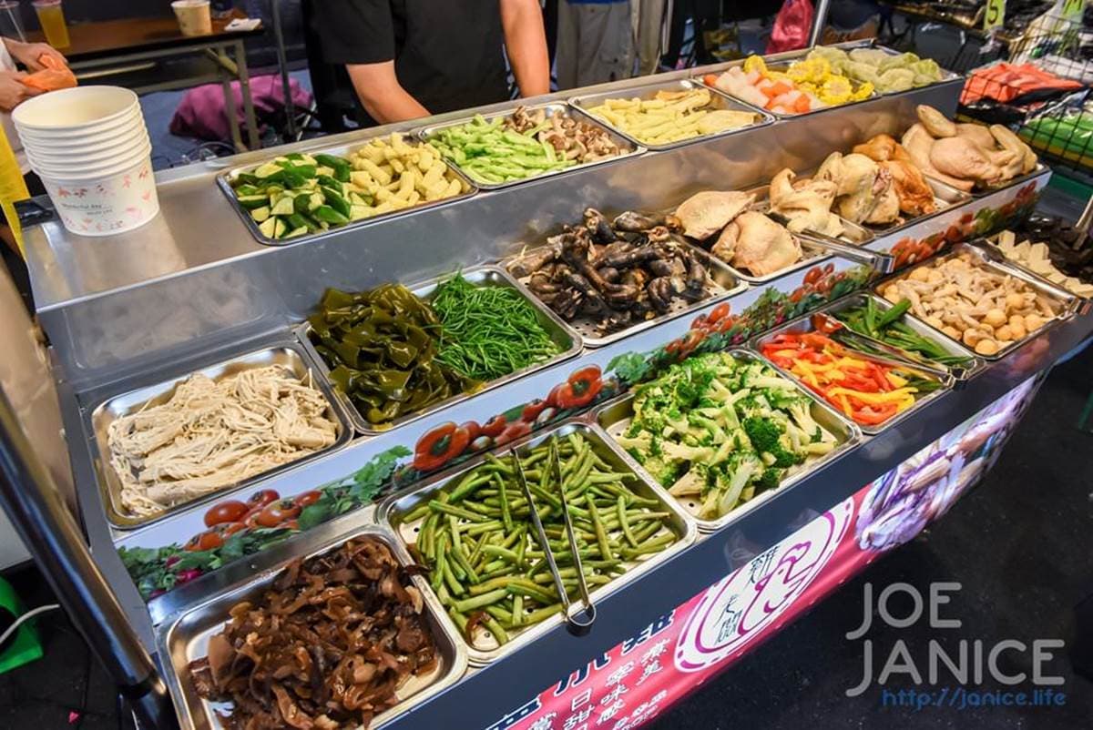 逛完水族館吃夜市!中壢4攤高CP值:免費續湯臭豆腐、80元鹽水雞裝到滿 逛完水族館吃夜市!中壢4攤高CP值:免費續湯臭豆腐、80元鹽水雞裝到滿