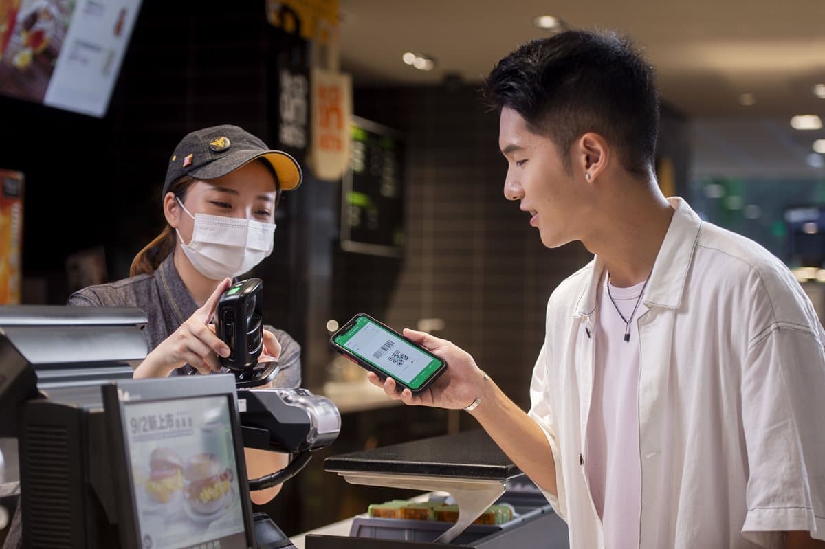 3.5公尺全台最大!麥當勞邀「LINE熊大」當店長,連續28天這間免費拍 3.5公尺全台最大!麥當勞邀「LINE熊大」當店長,連續28天這間免費拍