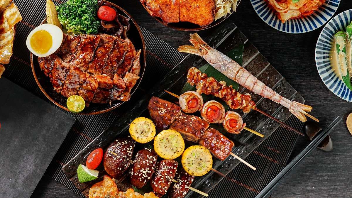 這次在高雄!串燒38元起屋台料理「買一送一」,打卡再送秋刀魚