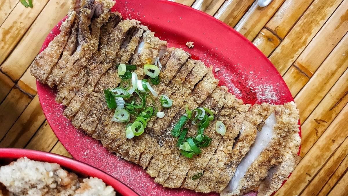 隱藏版好料!青埔「海陸雙飽飯」只要150元,有滿滿燒肉、蚵仔酥 隱藏版好料!青埔「海陸雙飽飯」只要150元,有滿滿燒肉、蚵仔酥