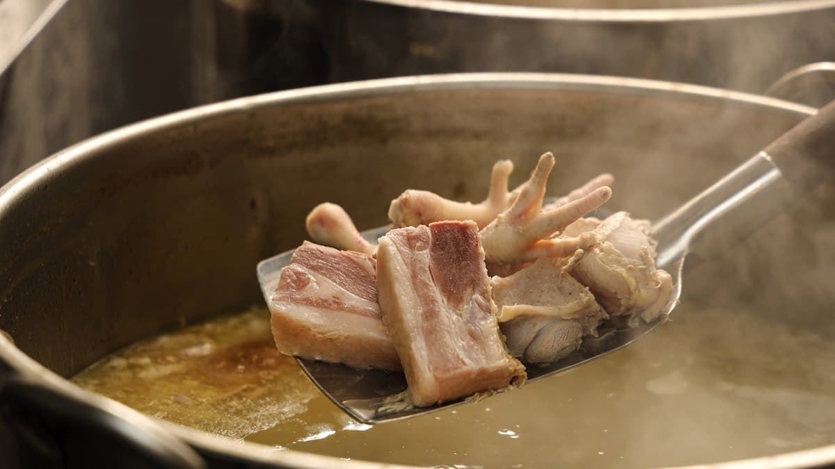 好狂!全新港式「肥牛火鍋」推香菜皮蛋+老火湯底,再祭買一送一 好狂!全新港式「肥牛火鍋」推香菜皮蛋+老火湯底,再祭買一送一