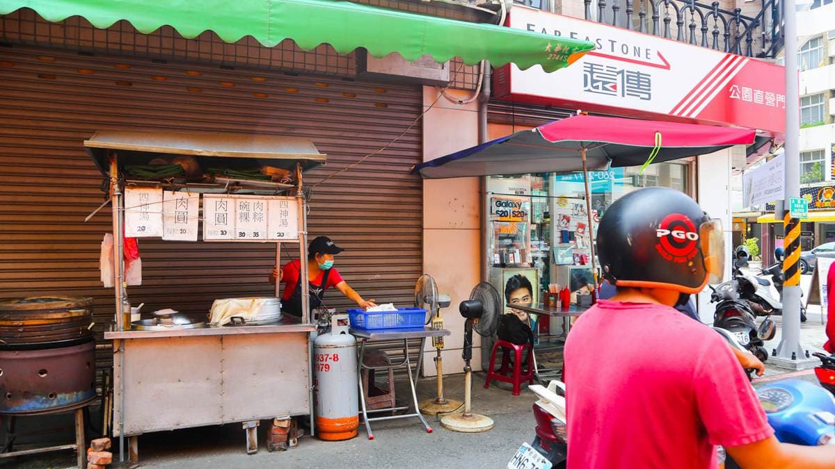沒招牌「10元肉圓」一賣30年!台南銅板小吃佛心價,四神湯僅20元 沒招牌「10元肉圓」一賣30年!台南銅板小吃佛心價,四神湯僅20元