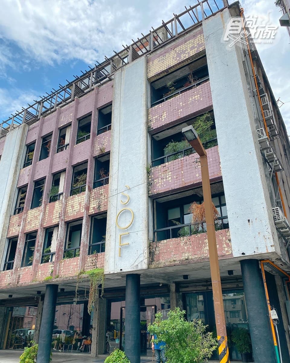 全台唯一「廢墟飯店」!網美必拍6層樓天井,每人800元就能住 全台唯一「廢墟飯店」!網美必拍6層樓天井,每人800元就能住