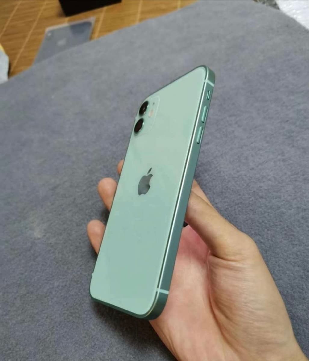 iPhone 12竟有超美「湖水綠」配色!瀏海沒剪掉,但這「機型」看來比較小 iPhone 12竟有超美「湖水綠」配色!瀏海沒剪掉,但這「機型」看來比較小