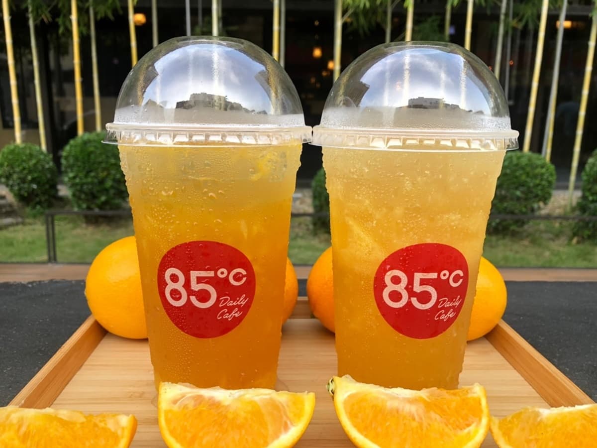 喝得到新鮮柳丁肉超讚!85度C推出「柳橙綠系列」,這款還加愛玉 喝得到新鮮柳丁肉超讚!85度C推出「柳橙綠系列」,這款還加愛玉