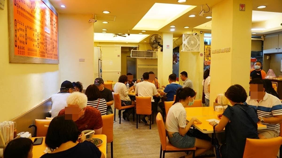 多到像座山!濱江市場旁巨無霸羊肉炒麵只要90元,搭配獨門辣醬更對味 多到像座山!濱江市場旁巨無霸羊肉炒麵只要90元,搭配獨門辣醬更對味
