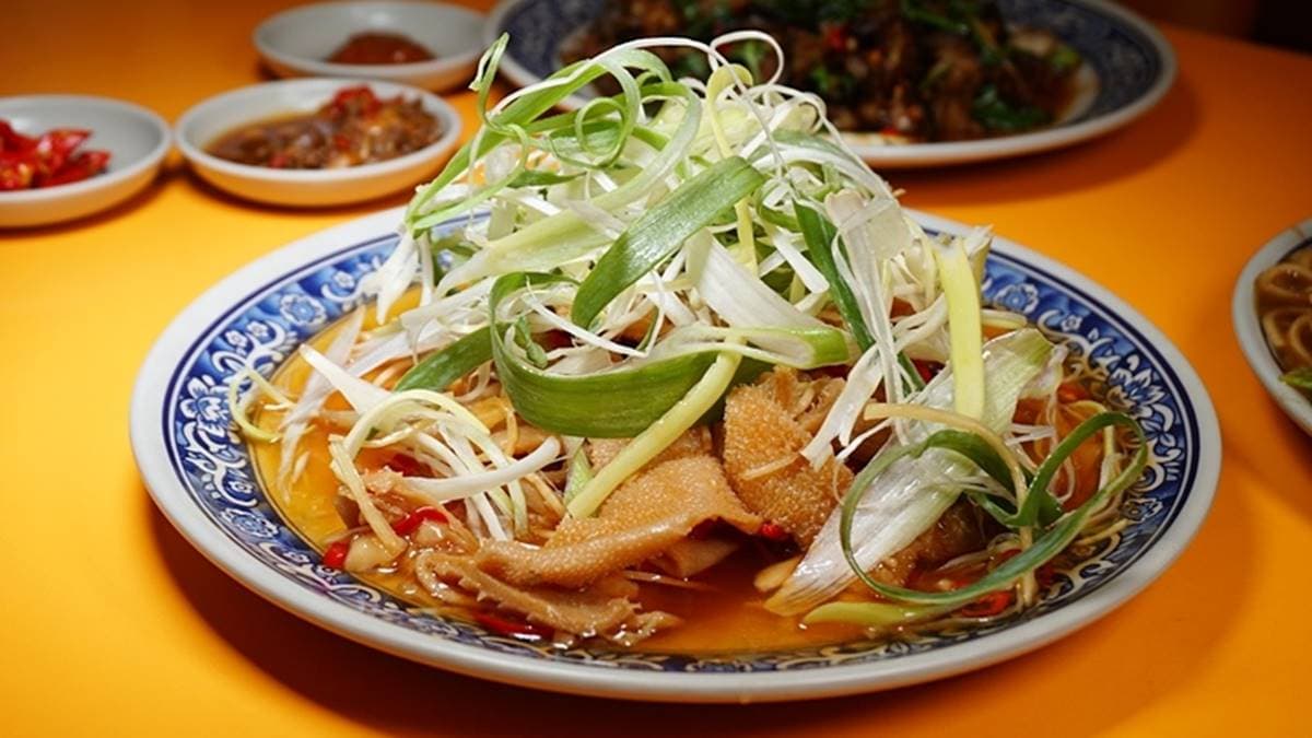 多到像座山!濱江市場旁巨無霸羊肉炒麵只要90元,搭配獨門辣醬更對味 多到像座山!濱江市場旁巨無霸羊肉炒麵只要90元,搭配獨門辣醬更對味