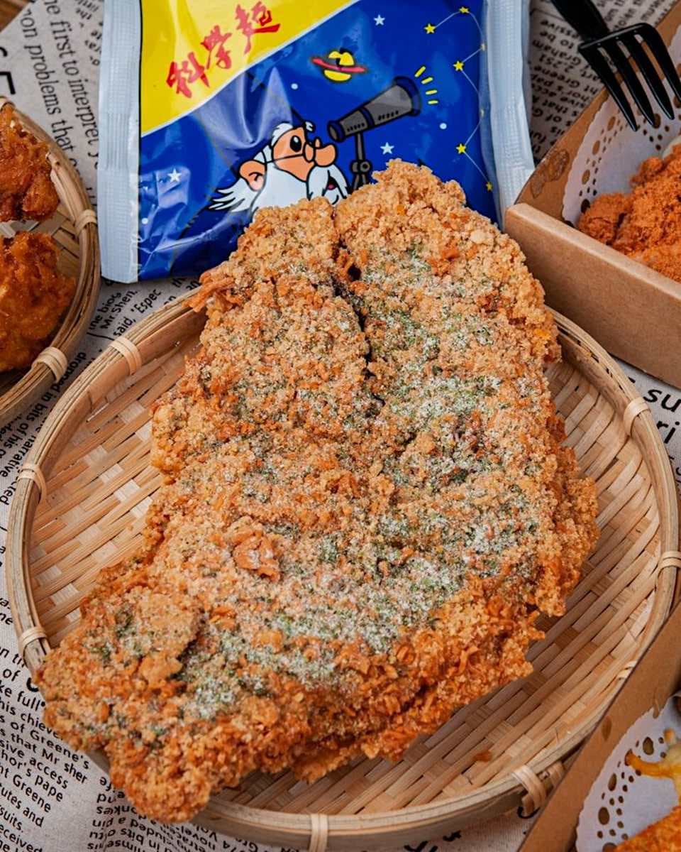 比臉大雞排加了「科學麵」好酥脆!台南雞排超乎想像,還有肉鬆海苔、焗烤起司口味 比臉大雞排加了「科學麵」好酥脆!台南雞排超乎想像,還有肉鬆海苔、焗烤起司口味