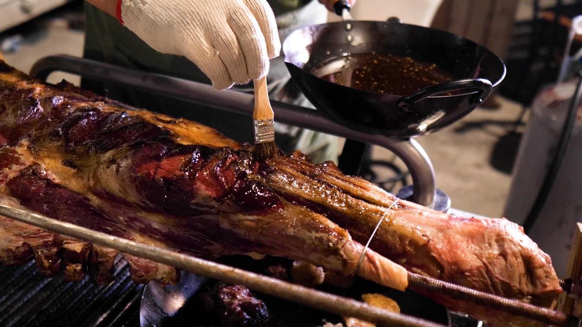 【食尚首播】中秋超狂烤整隻牛腿!波波大叔教你用1種水果讓肉質更軟嫩 【食尚首播】中秋超狂烤整隻牛腿!波波大叔教你用1種水果讓肉質更軟嫩