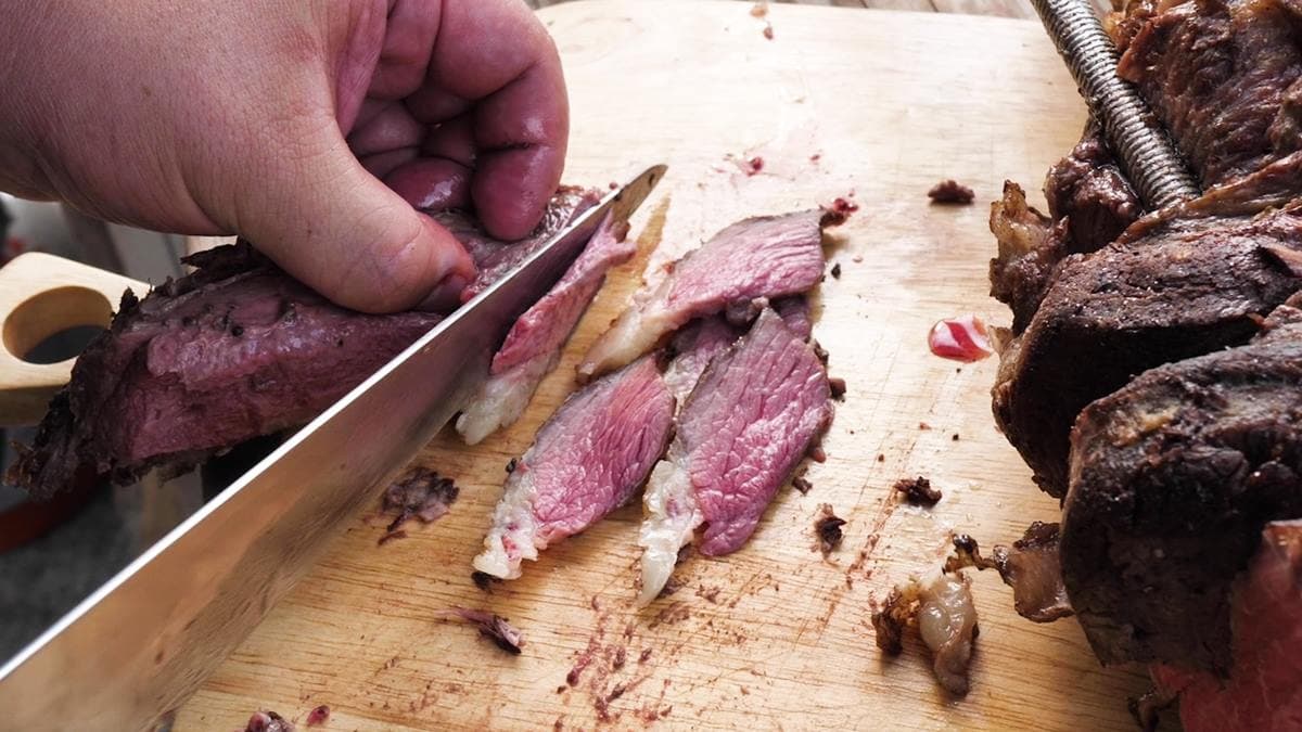 【食尚首播】中秋超狂烤整隻牛腿!波波大叔教你用1種水果讓肉質更軟嫩 【食尚首播】中秋超狂烤整隻牛腿!波波大叔教你用1種水果讓肉質更軟嫩