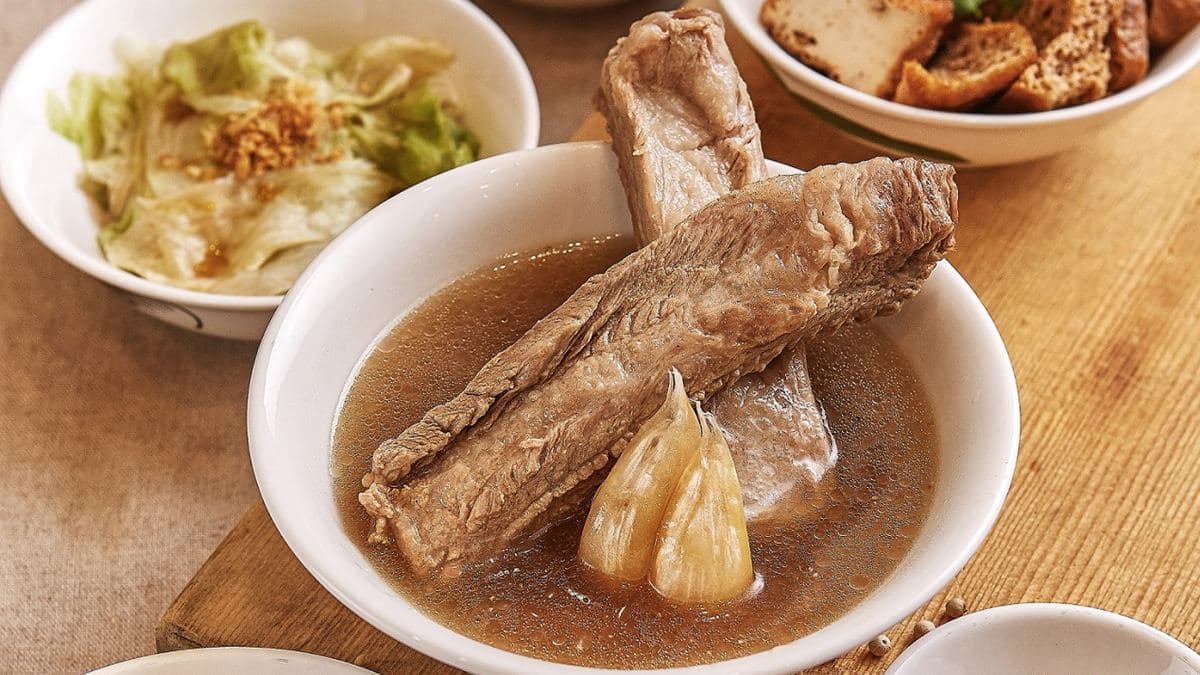 天涼喝熱湯!新加坡「黃亞細」肉骨茶直接打5折,黃金白胡椒湯底、潮州滷水必點