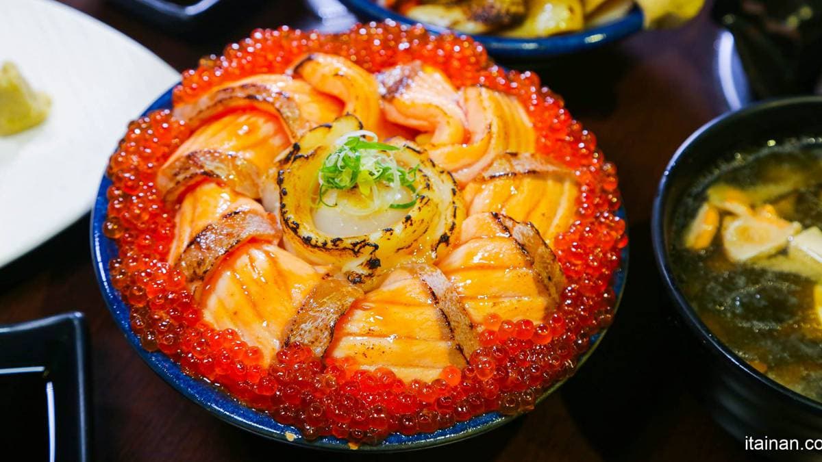 台南視覺系海鮮丼,整隻龍蝦趴碗上超浮誇,還有海膽、鮭魚卵、干貝、星鰻! 台南視覺系海鮮丼,整隻龍蝦趴碗上超浮誇,還有海膽、鮭魚卵、干貝、星鰻!
