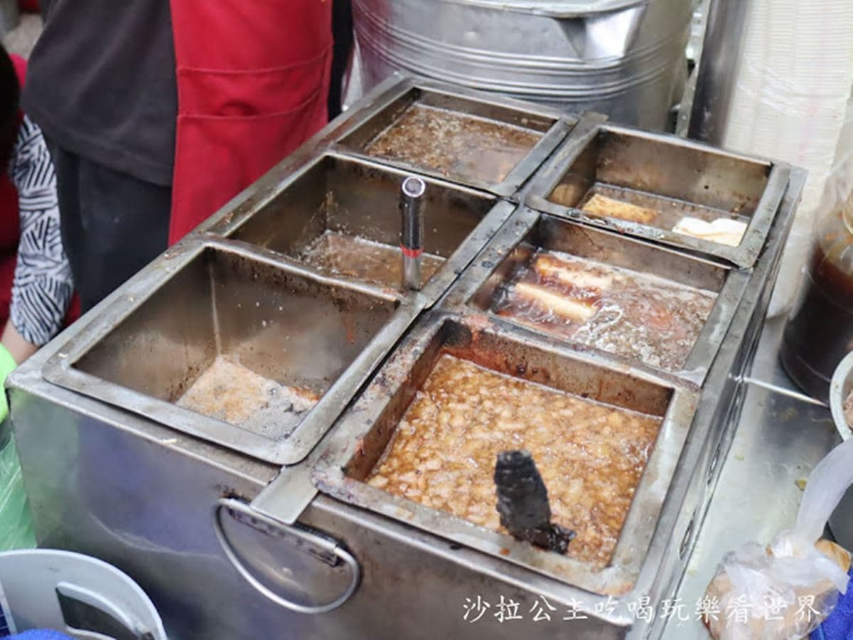 還沒營業就排滿人!寧夏夜市老字號雞肉飯吃得到肉燥香,必點滷豆腐有蒸蛋般口感 還沒營業就排滿人!寧夏夜市老字號雞肉飯吃得到肉燥香,必點滷豆腐有蒸蛋般口感