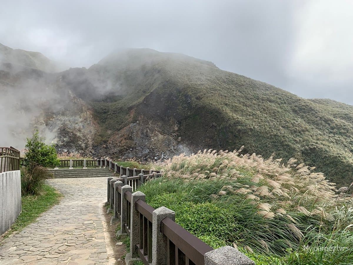 快衝銀白色花海!雙北3大秋季限定芒草美景:火山口地貌、天海一色步道 快衝銀白色花海!雙北3大秋季限定芒草美景:火山口地貌、天海一色步道