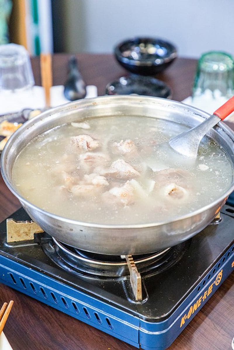 連豬都自己養!馬祖碉堡風餐廳食材超新鮮,必吃紅糟肉片、乾煎三牙魚 連豬都自己養!馬祖碉堡風餐廳食材超新鮮,必吃紅糟肉片、乾煎三牙魚