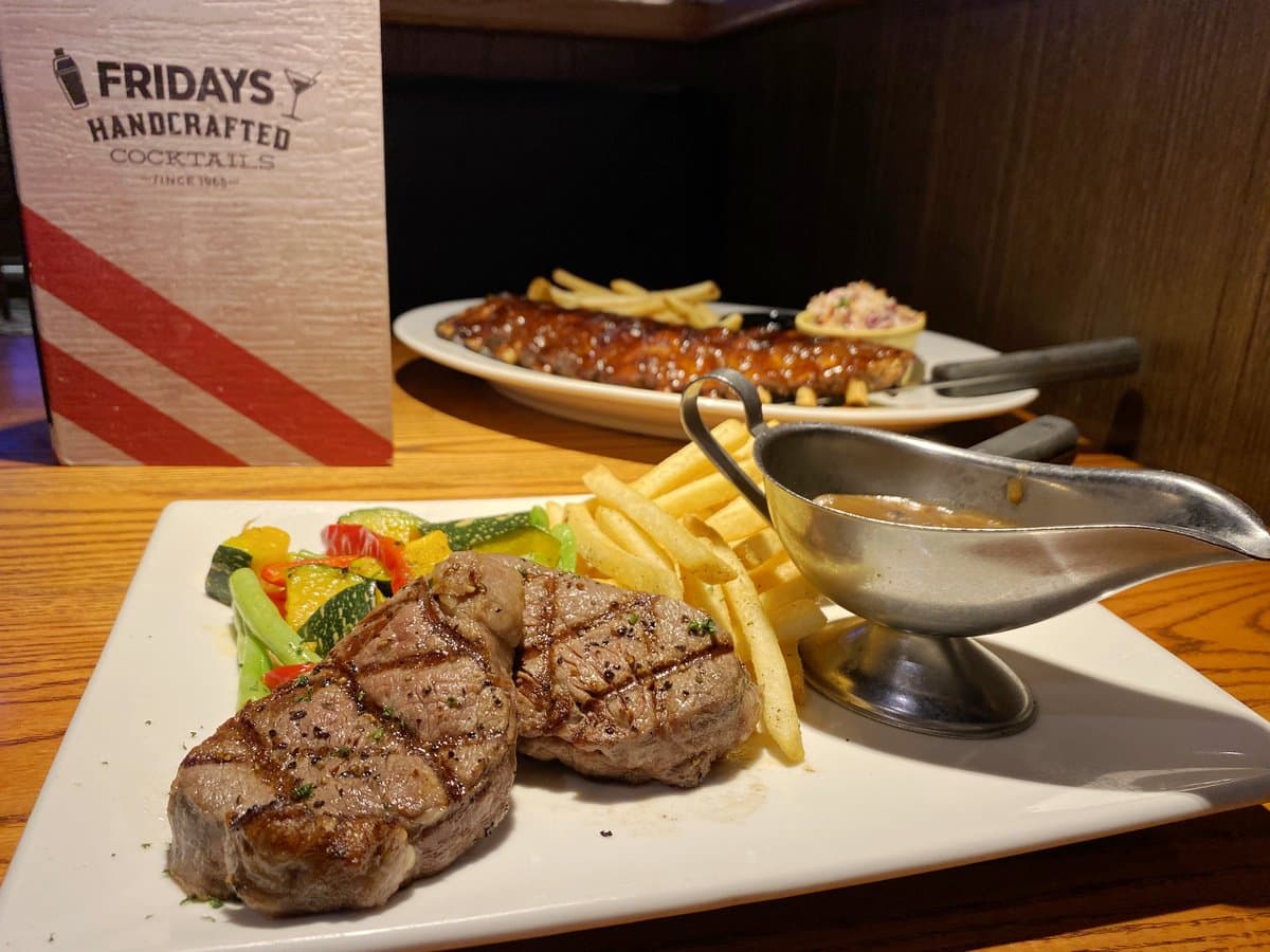 大口爽吃肉!TGI FRIDAYS雙11超狂「買一送一」,點「炭烤豬肋排」送「沙朗牛排」 大口爽吃肉!TGI FRIDAYS雙11超狂「買一送一」,點「炭烤豬肋排」送「沙朗牛排」