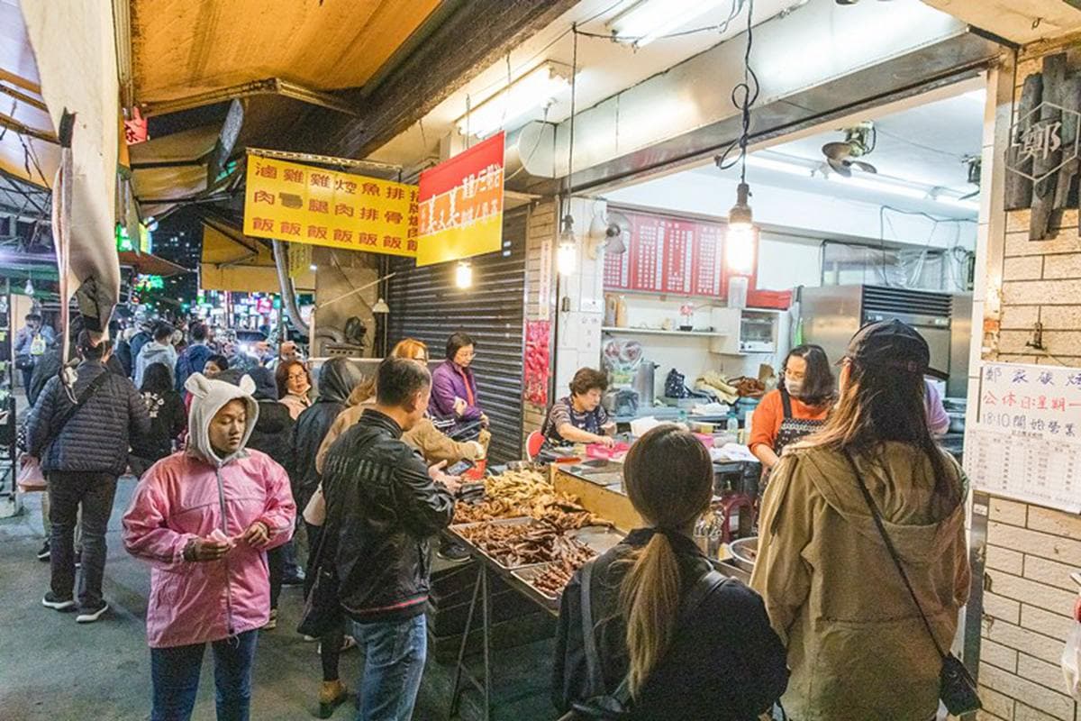 景美夜市超夯炭烤!獨門祕方先滷再烤香氣超迷人,雞屁股金黃焦香一吃停不下 景美夜市超夯炭烤!獨門祕方先滷再烤香氣超迷人,雞屁股金黃焦香一吃停不下