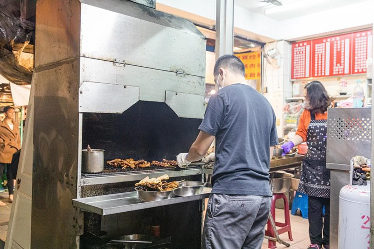 景美夜市超夯炭烤!獨門祕方先滷再烤香氣超迷人,雞屁股金黃焦香一吃停不下 景美夜市超夯炭烤!獨門祕方先滷再烤香氣超迷人,雞屁股金黃焦香一吃停不下
