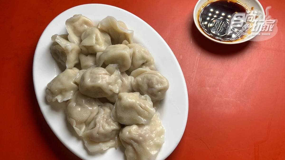 1顆只要5元!高雄手工現做水餃鮮甜又多汁,再搭1碗30元酸辣湯更對味