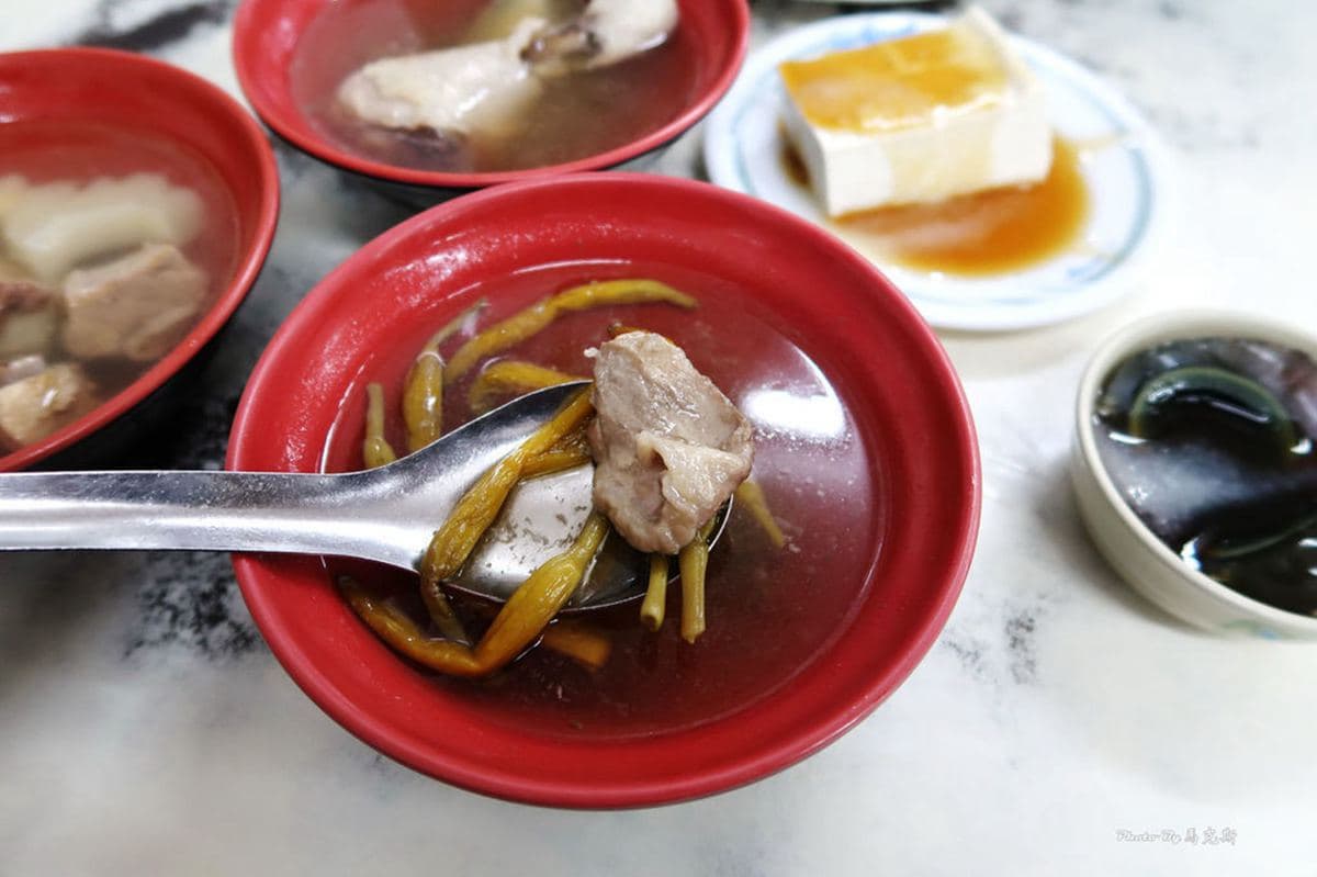 隨便點都不爆表!嘉義超人氣銅板小吃均一價只要20元,香菇雞湯吃得到一整隻雞腿 隨便點都不爆表!嘉義超人氣銅板小吃均一價只要20元,香菇雞湯吃得到一整隻雞腿