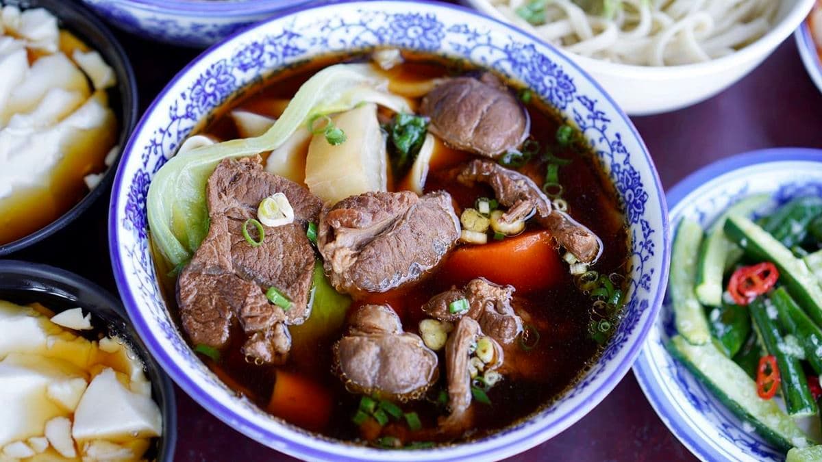 豪宅吃國民美食!苗栗隱藏版牛肉麵肉質軟嫩帶嚼勁,內用豆花吃到飽 豪宅吃國民美食!苗栗隱藏版牛肉麵肉質軟嫩帶嚼勁,內用豆花吃到飽