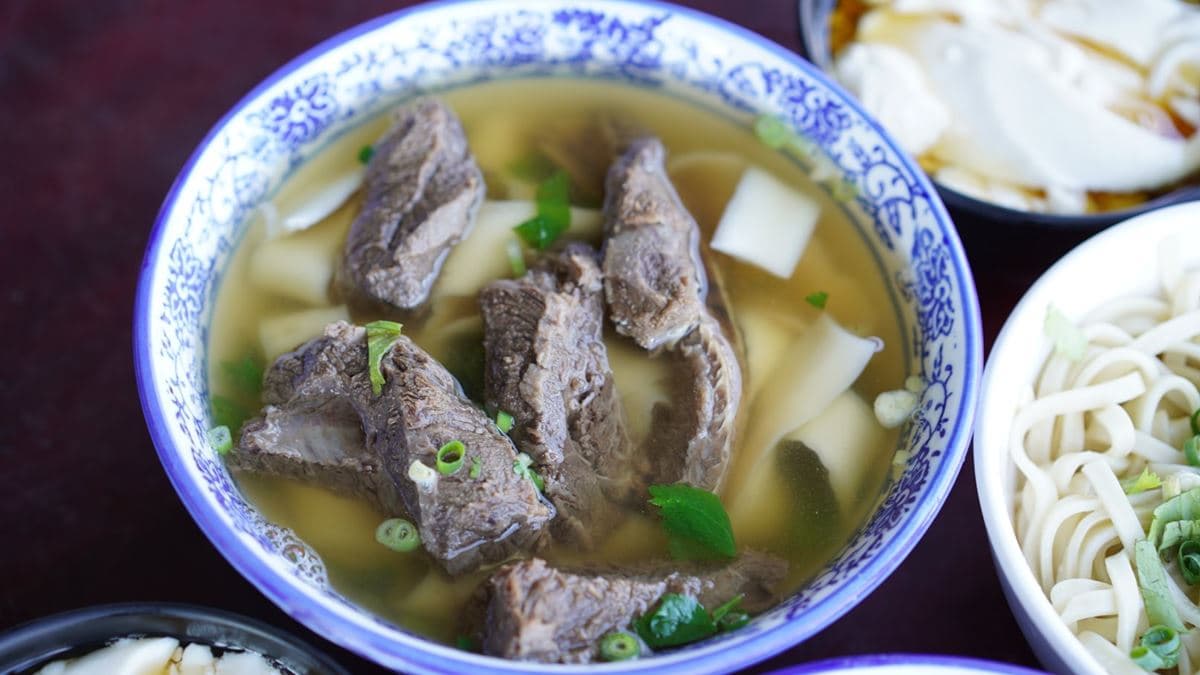豪宅吃國民美食!苗栗隱藏版牛肉麵肉質軟嫩帶嚼勁,內用豆花吃到飽 豪宅吃國民美食!苗栗隱藏版牛肉麵肉質軟嫩帶嚼勁,內用豆花吃到飽