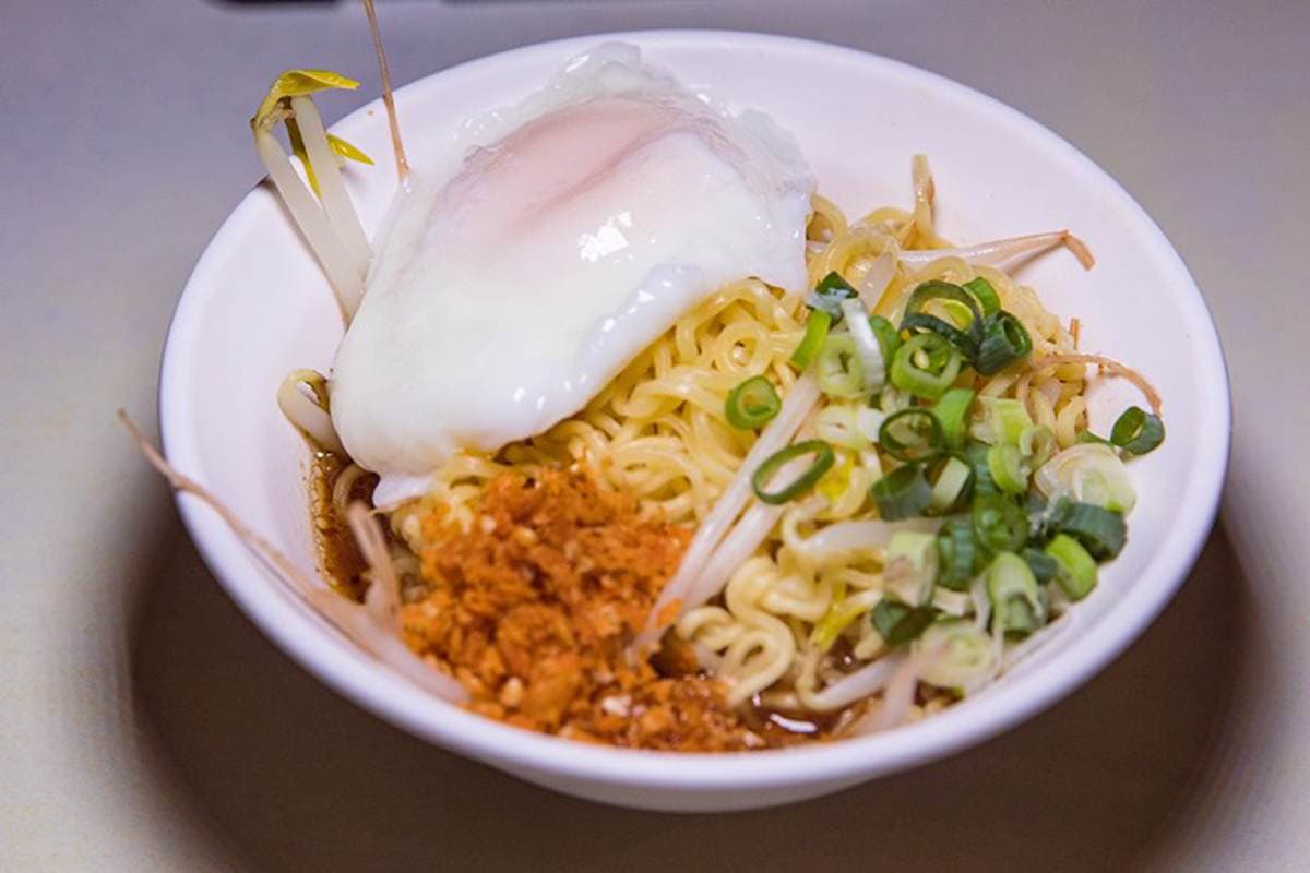 是撈麵不是泡麵!東港特色麵點要加「這個」才唰嘴,再搭白裡透黃水波蛋超邪惡 是撈麵不是泡麵!東港特色麵點要加「這個」才唰嘴,再搭白裡透黃水波蛋超邪惡