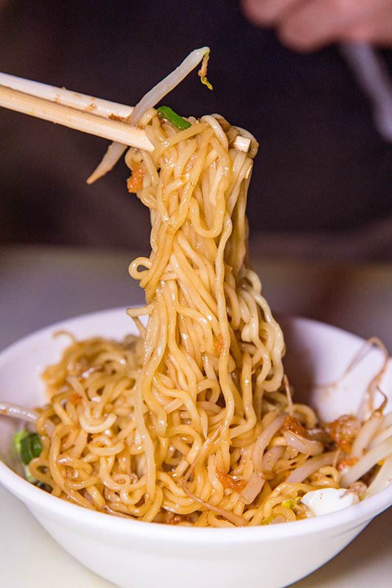 是撈麵不是泡麵!東港特色麵點要加「這個」才唰嘴,再搭白裡透黃水波蛋超邪惡 是撈麵不是泡麵!東港特色麵點要加「這個」才唰嘴,再搭白裡透黃水波蛋超邪惡