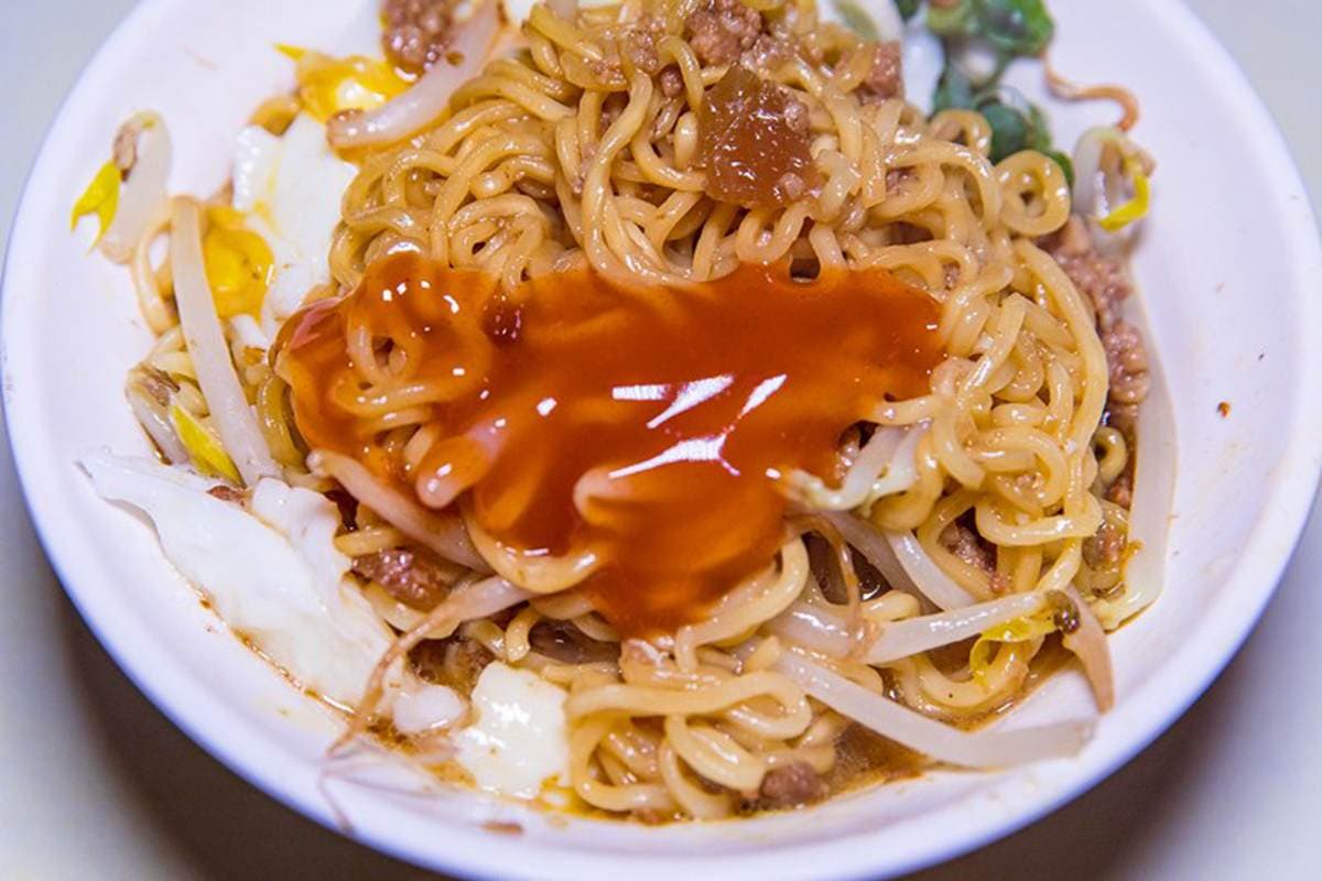 是撈麵不是泡麵!東港特色麵點要加「這個」才唰嘴,再搭白裡透黃水波蛋超邪惡 是撈麵不是泡麵!東港特色麵點要加「這個」才唰嘴,再搭白裡透黃水波蛋超邪惡