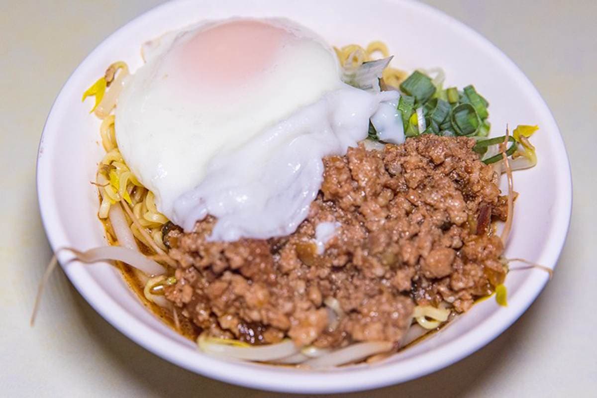 是撈麵不是泡麵!東港特色麵點要加「這個」才唰嘴,再搭白裡透黃水波蛋超邪惡 是撈麵不是泡麵!東港特色麵點要加「這個」才唰嘴,再搭白裡透黃水波蛋超邪惡