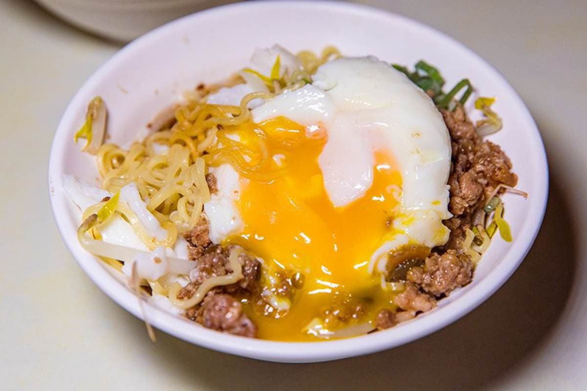 是撈麵不是泡麵!東港特色麵點要加「這個」才唰嘴,再搭白裡透黃水波蛋超邪惡 是撈麵不是泡麵!東港特色麵點要加「這個」才唰嘴,再搭白裡透黃水波蛋超邪惡